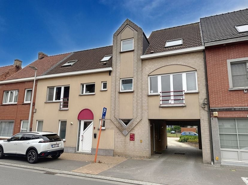 Deze degelijk gebouwde opbrengsteigendom is gelegen in de dorpskern van Merendree en bestaat uit 2 ruime appartementen, type duplex van 99 en 91m² plu