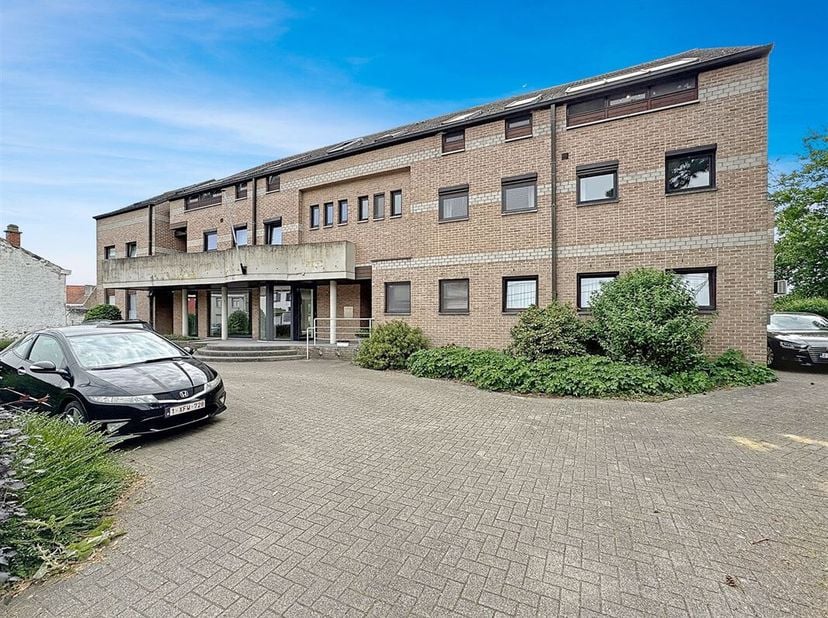 Zoekt u een ruim ( 137m² ) modern en betaalbaar appartement vlot bereikbaar, in een groene omgeving vlak aan het  Meerdaalwoud dan is dit appartement