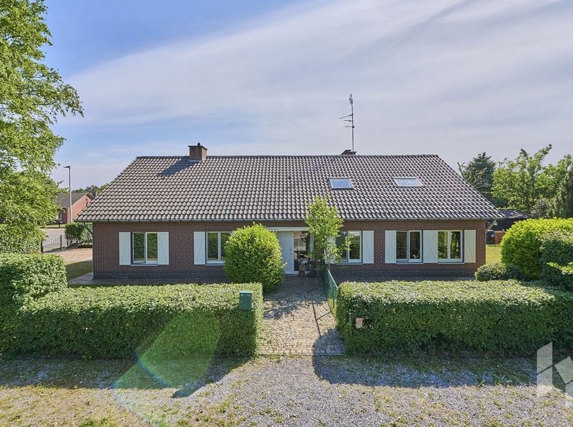 In het geliefde Sint Huibrecht Lille staat deze sfeervolle, levensloopbestendige woning met maar liefst 5 slaapkamers. De woning straalt warmte en kar