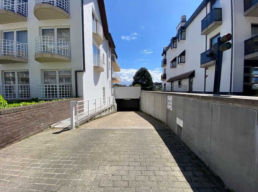 Ruime staanplaats in residentie Vroegezonne, nabij de minigolf in het Zoute.&lt;br /&gt;
De ruime staanplaats is gelegen op enkele meters van het strand en