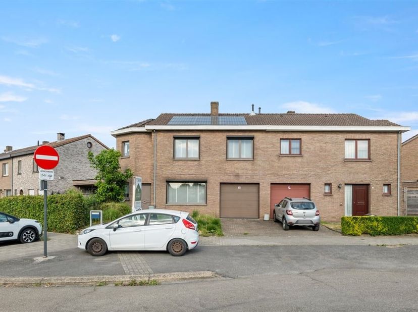 LEUKE GEZINSWONING MET GARAGE OP EEN TOPLOCATIE IN SINT-TRUIDEN&lt;br /&gt;
Langs de René Lambrechtsstraat ter hoogte van nummer 3 vinden we deze goed onder
