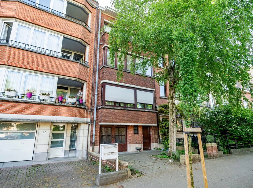 Située dans l&#039;une des plus belles avenues de Woluwe-Saint-Lambert, à quelques pas seulement du Square Meudon avec ses commerces et du Parc Georges Hen
