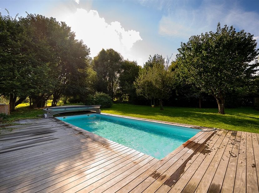 A quelques pas de la frontière, dans un quartier calme et verdoyant, cette villa darchitecte de plain pied souvre sur une parcelle de terrain de plus