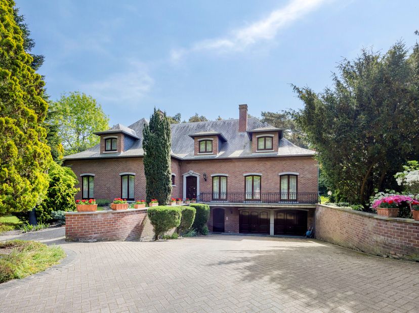 Cette villa majestueuse, située sur un terrain verdoyant et bien orienté de pas moins de 3 174 m², allie espace, aspect classique et finition de haute