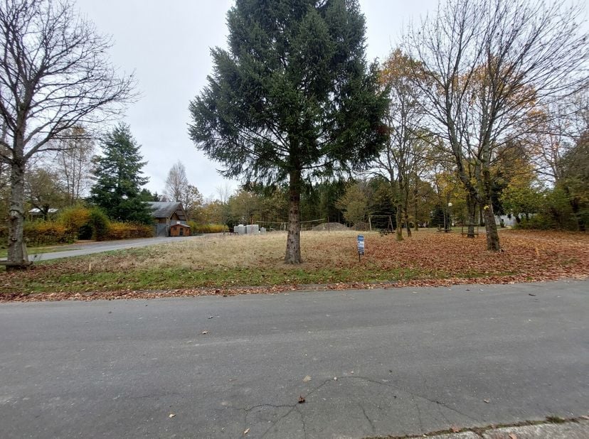 SITUATION EXCEPTIONNELLE ;   dans un cadre verdoyant et champêtre, parsemé d&#039;arbres dans un domaine de Vacances. Parcelle de terrain de 2ares et 85 ce