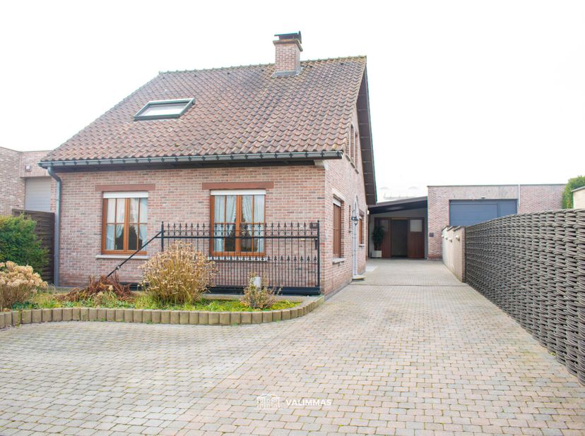 VALIMMAS verkoopt deze bijzonder ruime (kangoeroe-)woning met parking en atelier en/of opslagruimte.   Het gelijkvloers omvat oa. een inkomhal, een to