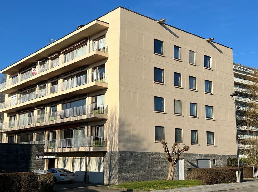 BONNIVERS-2D vous présente un appartement 3 chambres situé aux abords du coeur de ville de Wavre.  Il est composé d&#039;un hall avec WC séparé et coin ves