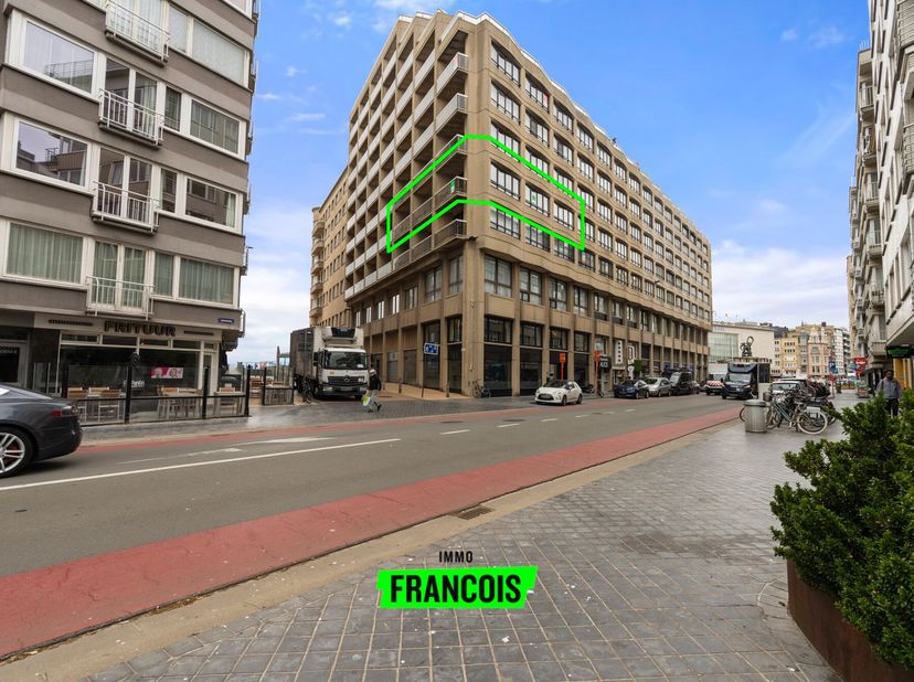 avertissement: ce message a été traduit automatiquement&lt;br /&gt;
Ce très grand appartement d&#039;angle est situé au centre d&#039;Ostende. À deux pas de l&#039;apparte
