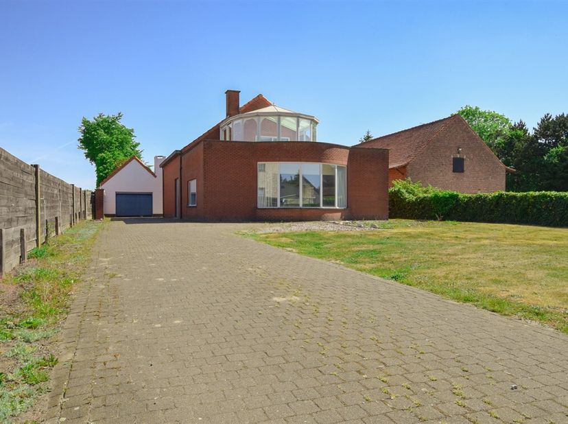 DIt betreft een ruim opgezette open bebouwing met 3 slaapkamers, een losstaande garage en een aangename tuinzone aan zowel de voor- als achterzijde.&lt;b