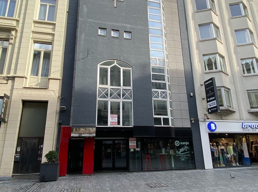 Volumineus handelspand op commerciële A1-locatie Kapellestraat Oostende met een grondoppervlakte van 248m². Het pand vraagt renovatie of afbraak. Uitz