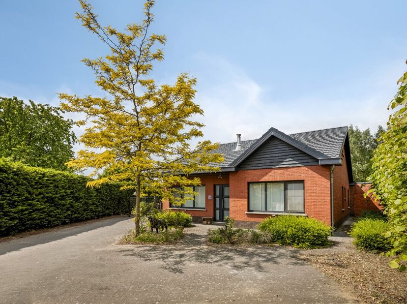 [[ DIT PAND NEEMT DEEL AAN DE ERA OPEN HUIZEN DAG OP 14/6 VAN 9:30 TOT 10:30 ]] Assent: Woning te koop met 3 slaapkamers en 2 garages Deze verzorgde e