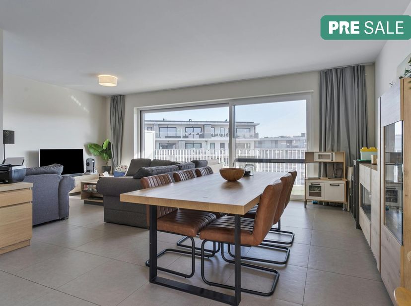 Aan de hippe stationsbuurt in Aalter vinden we dit instapklaar 2-slaapkamer appartement met  ruim terras. Ideaal voor eigen bewoning of als investerin