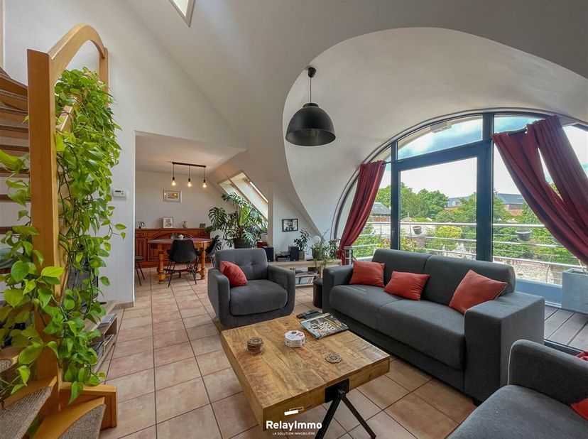 Schitterende duplexwoning met 100 m2 woonoppervlak op de bovenste verdieping van de residentie met terras, twee slaapkamers, studeerkamer, bijkeuken,