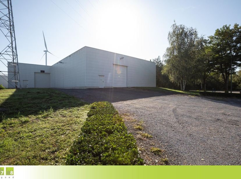 BEDRIJFSPAND 440M² TE LANKLAAR.&lt;br /&gt;
LIGGING&lt;br /&gt;
Het pand is gelegen op het industrieterrein van Lanklaar (Dilsen-Stokkem) met een vlotte verbindin
