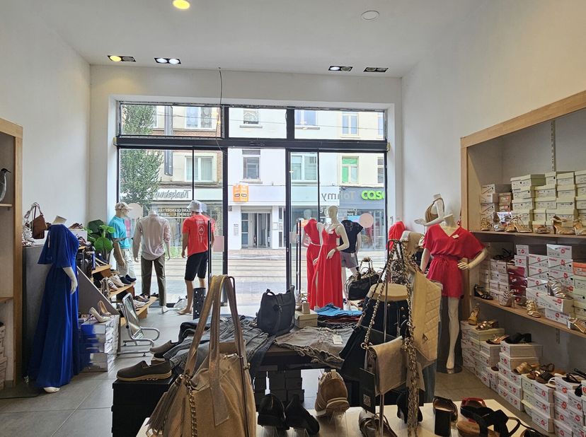 En plein cur du quartier commerçant et à deux pas de la Maison communale dUccle, ce superbe rez-de-chaussée commercial développant une superficie brut