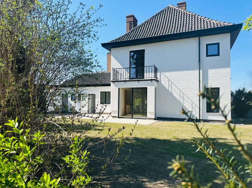 Ontdek deze prachtige halfopen bebouwing op een hoekperceel in het charmante Laarne. Met een bewoonbare oppervlakte van 167 m² biedt deze woning alle