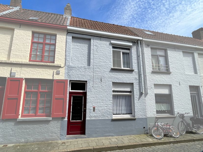 Deze charmante woning is ideaal gelegen op slechts enkele minuten wandelen van het bruisende stadscentrum. Met een slimme renovatie biedt deze woning
