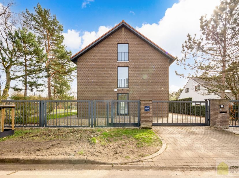 STATIGE, STRAKKE EN UITERST RUIME WONING/KANTOOR MET HOOGSTAANDE AFWERKING EN OOG VOOR DETAIL. VOORZIEN VAN 3 SLAAPKAMERS, RIANTE LEEFRUIMTES ÉN UNIEK