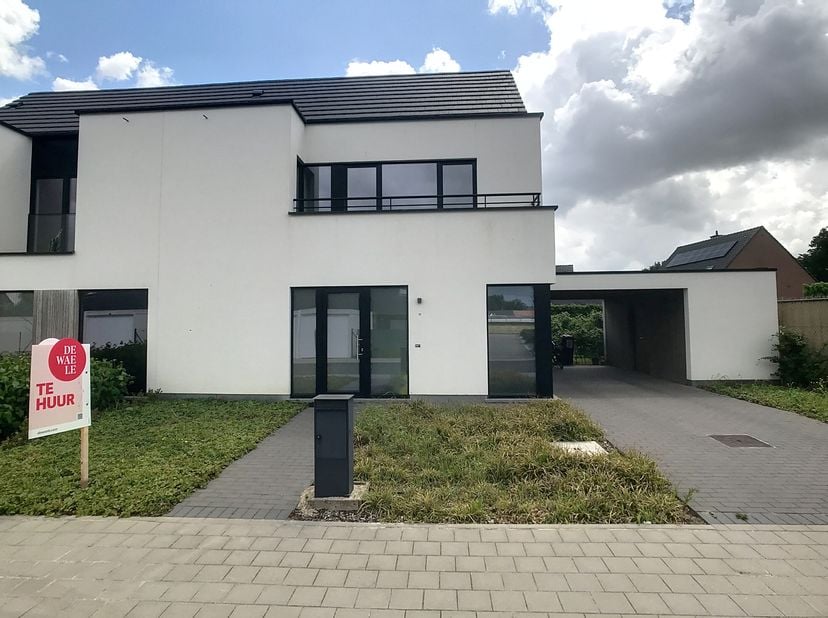 Cette maison très récente se trouve dans le ring de Poperinge, dans un nouveau quartier calme. Cette maison BEN (presque neutre en énergie; niveau E 1