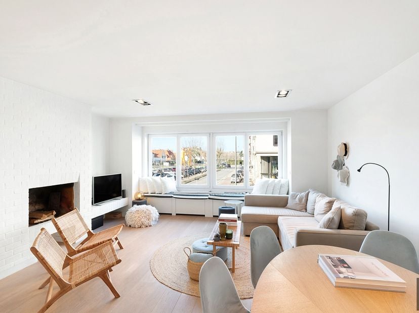 Dit charmante appartement is gelegen op de Paul Parmentierlaan, vlakbij het Abraham Hansplein. Dankzij deze centrale ligging bevinden winkels, restaur