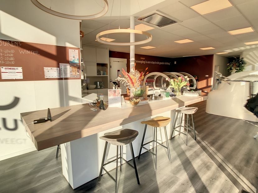 Propriété commerciale d&#039;environ 167 m² dans un emplacement central à Izegem. Grâce aux grandes fenêtres, vous pouvez profiter de beaucoup de lumière n