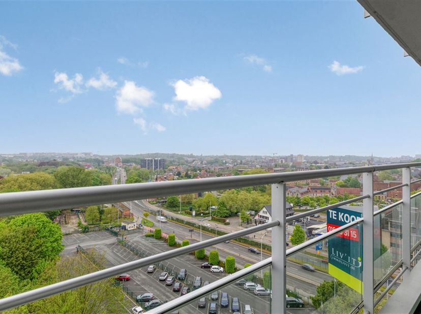 Op de 12de verdieping van deze residentie aan de Tervuursevest in Leuven vinden we dit lichtrijke éénslaapkamerappartement van 45 m² met een prachtig