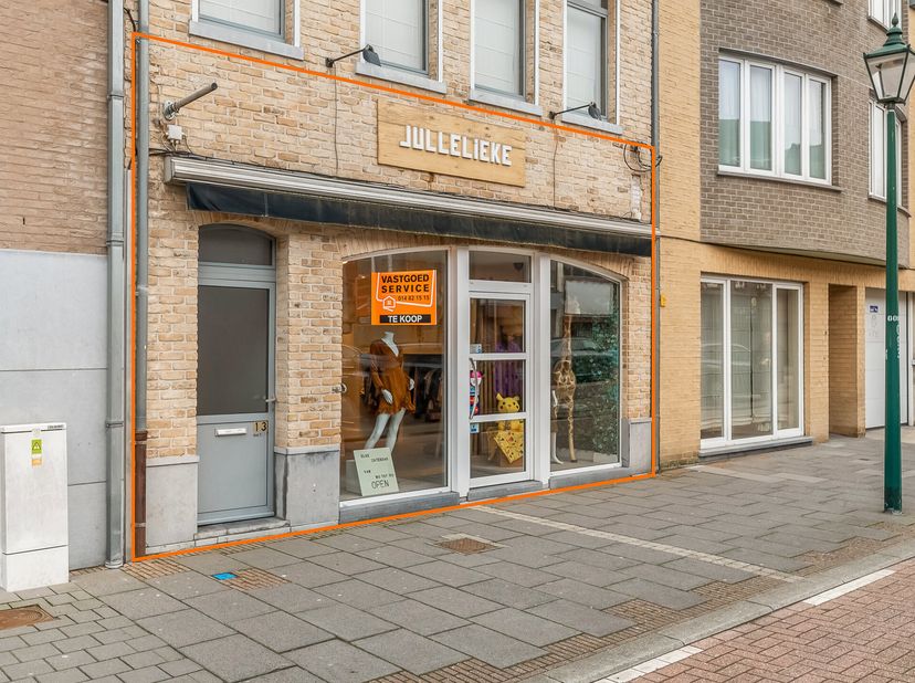Dit centraal gelegen handelspand bevindt zich op een toplocatie in het centrum van Leopoldsburg en is volledig instap klaar. Het pand beschikt over ee