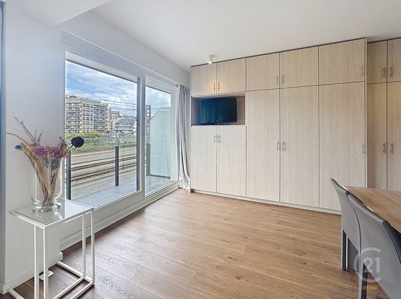 Appartement au premier étage, entièrement rénové avec chambre à coucher séparée, cuisine équipée, salle de bain avec douche à l&#039;italienne, débarras av