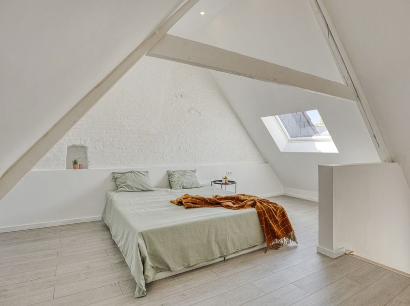 Cette maison confortable vient d&#039;être entièrement rénovée tout en conservant les éléments authentiques.&lt;br /&gt;
Disposition: &lt;br /&gt;
Rez-de-chaussée:&lt;br