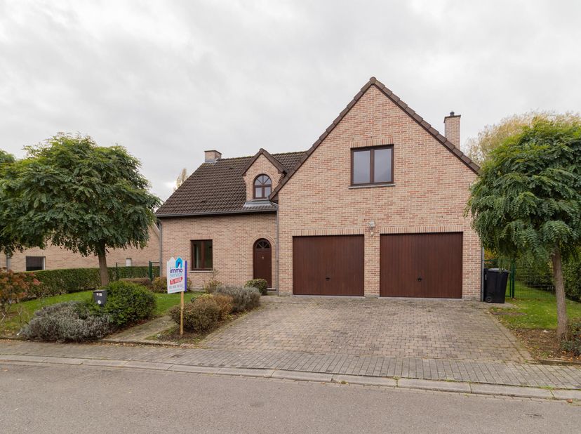 EVERBERG - Mooie villa, uitstekend gelegen in een doodlopende straat vlakbij openbaar vervoer. De woning beschikt over een inkomhall met vestiaire en