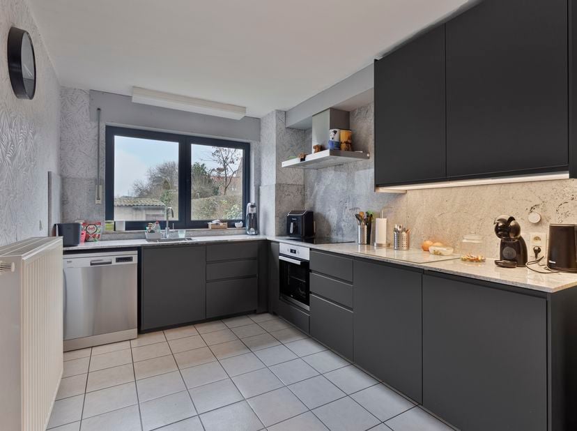 Welkom in deze charmante gezinswoning aan de Kruissteenweg 160, gelegen in het idyllische Tongeren-Borgloon. Deze woning biedt een ruime en praktische