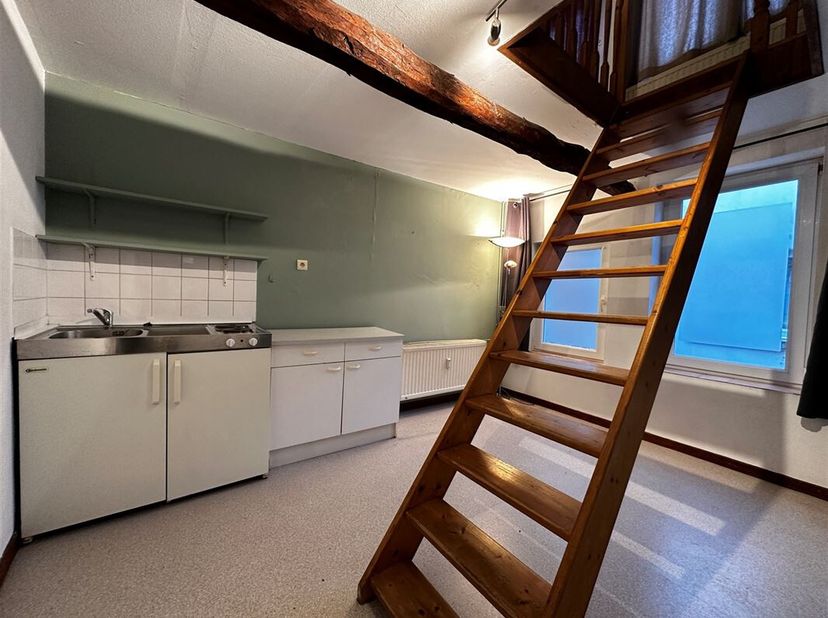 Alleen voor studenten - Studio op de 1e verdieping met mezzanine, in het centrum van Doornik.&lt;br /&gt;
Halfuitgeruste keuken met kookplaat, roestvrijstal