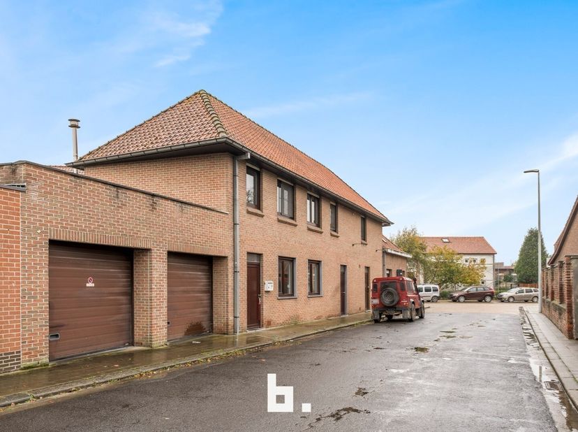 Investeringspand in het centrum van Moorsele. Dit veelzijdige eigendom biedt een interessante investeringsmogelijkheid en bestaat uit twee verhuurde a