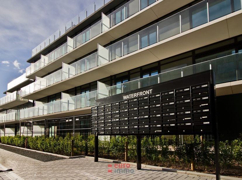 Ce garage est exceptionnellement spacieux. Avec environ 24 m², vous pouvez y garer aisément n’importe quelle voiture tout en conservant un espace de r