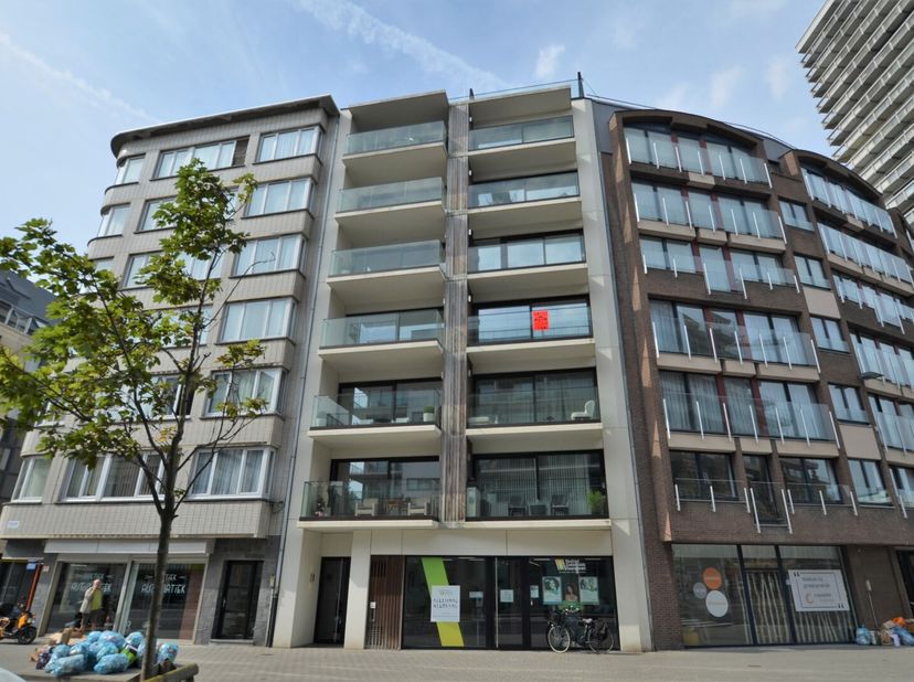 Prachtig appartement in de recente mooie Residentie North Square (2016) met twee zonneterrassen. Uitstekend gelegen in het Centrum van Oostende, nabij
