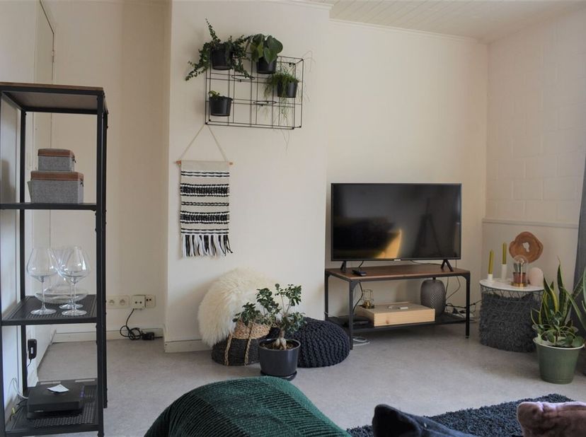 Te huur - leuk duplex-appartementje met 1 slaapkamer in de Beenhouwersstraat 97 - 8000 Brugge. Dit appartement bestaat uit: &amp;gt; een inkomhal met berg