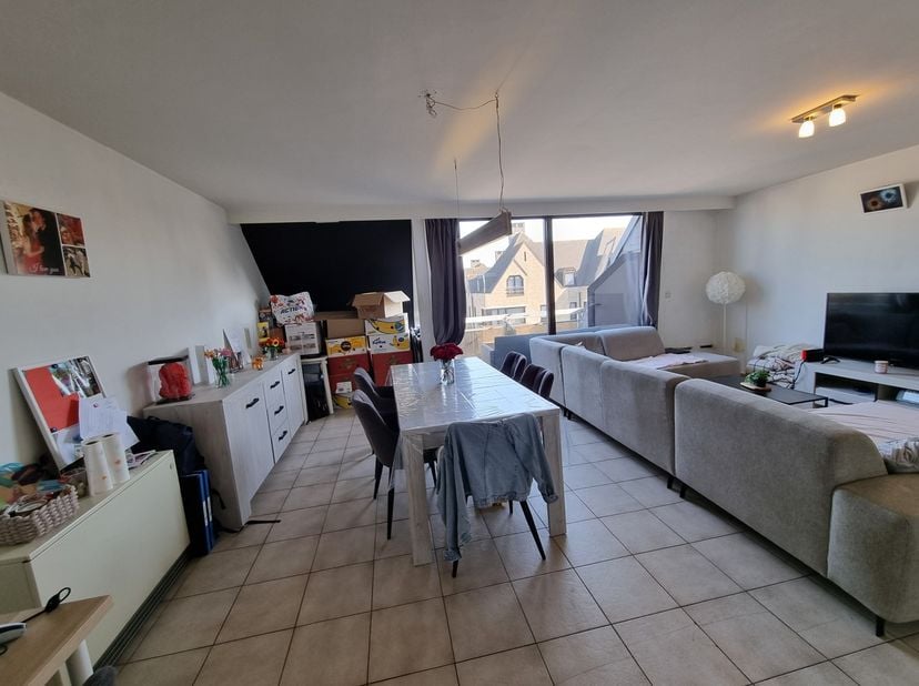 Gezellig appartement op 3de verdieping met lift, ruime lichtrijke woonkamer met zonnig terras, half open keuken voorzien van kookplaten, oven, dampkap