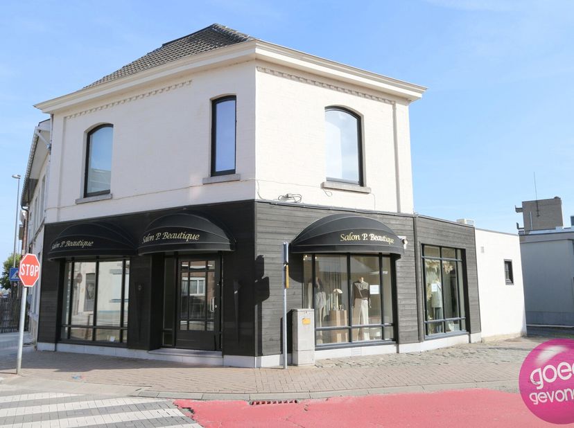 Immeuble commercial très bien situé avec grande vitrine et une place de parking, emplacement animé avec beaucoup de circulation. En plus d&#039;une destina