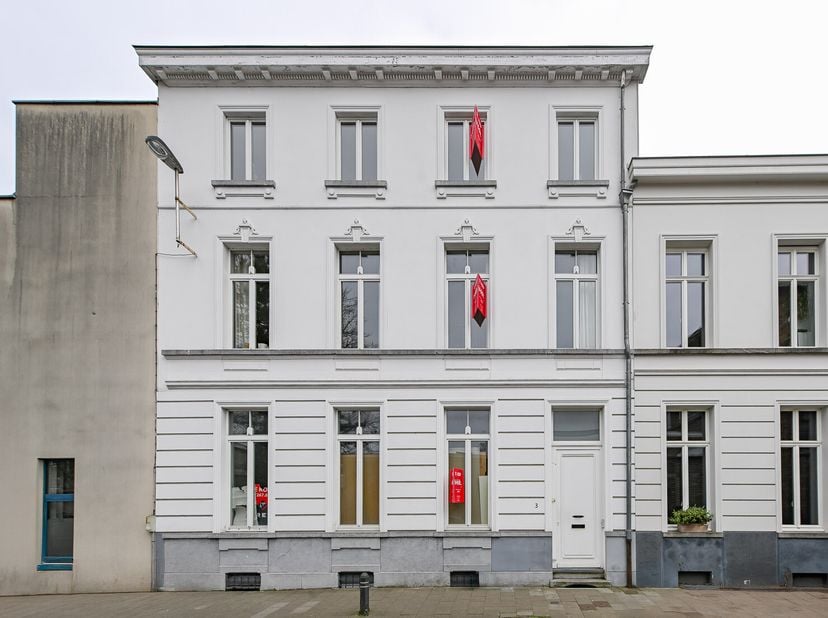 LOT 4 - AF TE WERKEN PAND (3 APPARTEMENTEN + TUIN &amp; TERRASSEN) &lt;br /&gt;
 &lt;br /&gt;
Gebouw met 3 appartementen, tuin, verschillende terrassen, gedeelde fiet