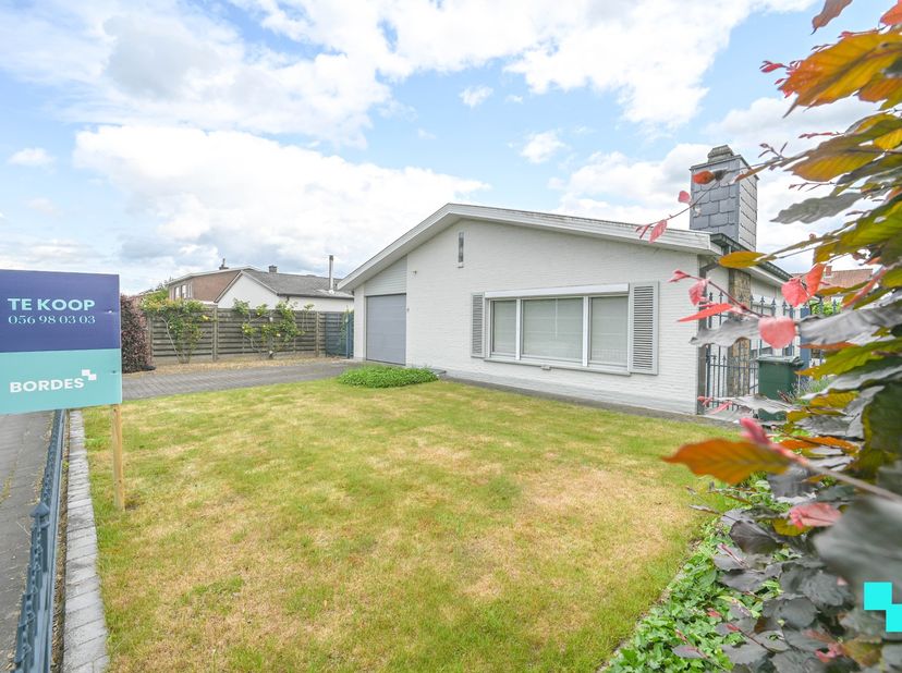 Deze open bebouwing uit 1968 bevindt zich op een perceel van 712 m² en biedt een bewoonbare oppervlakte van 209 m² (volgens het EPC-attest). De woning