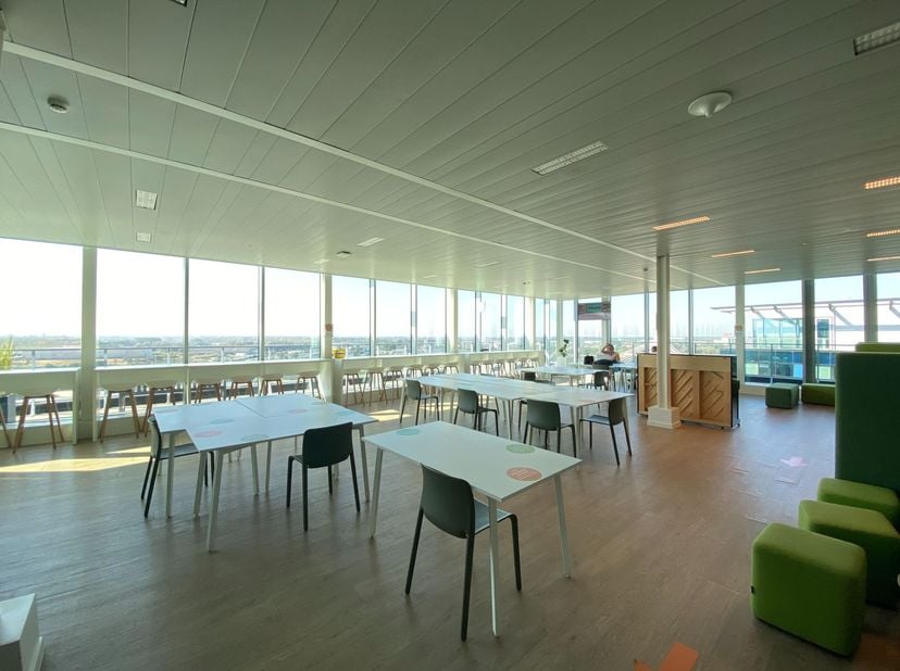 Fenomenaal gelegen kantoren van 625 m² te huur in het prestigieuze kantoorgebouw &quot;Blue Towers&quot; te Gent. Unieke ligging vlak bij de R4 en het klaverbla