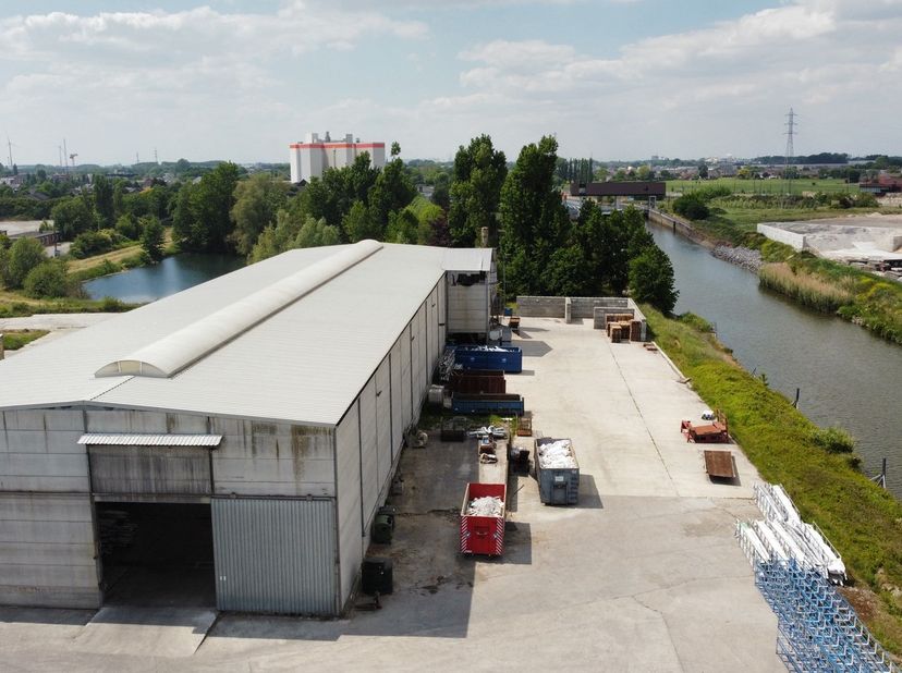 Dit magazijn van 2.250m², met buitenterrein van 6.400m² is vlot bereikbaar via de E17 en ligt vlakbij het centrum van Waregem. &lt;br /&gt;
&lt;br /&gt;
Kenmerken
