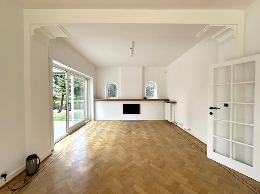 Victoire Junot vous propose cette élégante villa 4 façades, idéalement située dans le quartier très recherché du Val Duchesse à Auderghem, en lisière