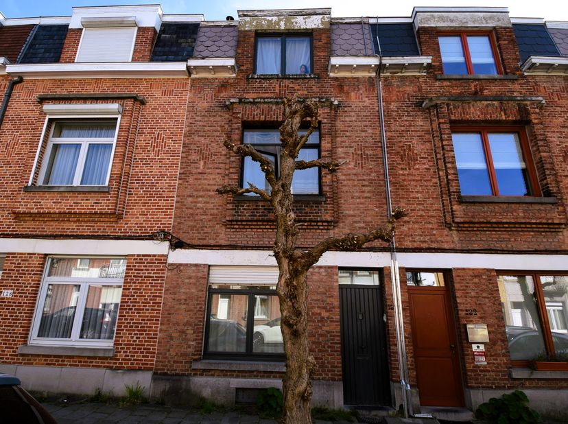Obusstraat 13 , Prins Van Luik wijk : Op te frissen eengezinswoning met een bewoonbare oppervlakte van 140m² (4 slaapkamers) en een koer van 20 m². Du