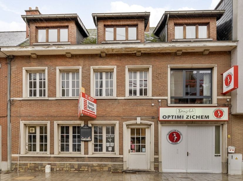 Deze veelzijdige eigendom in het hartje van Zichem biedt een uitstekende investeringskans.&lt;br /&gt;
&lt;br /&gt;
Het pand omvat op dit moment:&lt;br /&gt;
&lt;br /&gt;
	-O