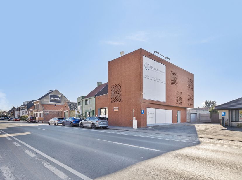 Kantoor/ handelspand (BJ 2008), gelegen langs invalsweg naar Gistel en op amper 1,5 km van de E40.&lt;br /&gt;
Indeling:&lt;br /&gt;
- Gelijkvloers met meerdere k