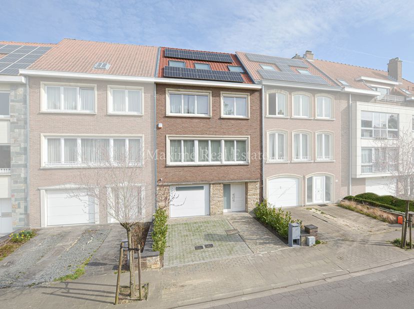 Maxime Real Estate vous présente une maison unifamiliale entièrement rénovée avec 4 chambres à coucher + bureau et une très bonne performance énergéti