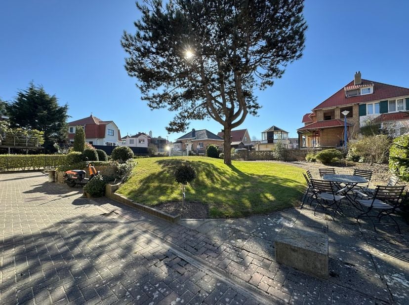 Gelegen in een rustige en groene omgeving, op korte afstand van winkels, restaurants en het strand bevindt zich dit volledig gerenoveerd appartement.