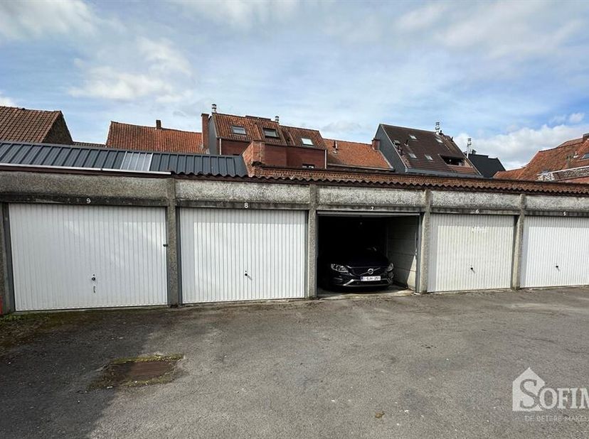 Uiterst centraal gelegen GARAGES (verhuurd)&lt;br /&gt;
- 5 garages (afzonderlijk) te koop - &lt;br /&gt;
Nummer 5,6,7 en 8: € 26.000,00 - Huurwaarde: +/- € 70,00