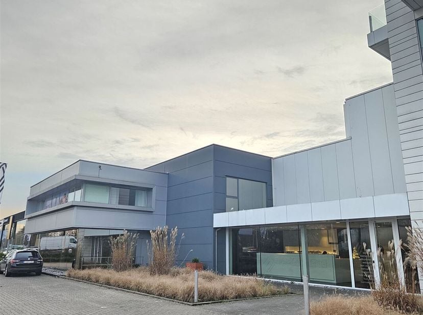 Centraal gelegen kantoorruimte van 200 m².&lt;br /&gt;
Deze kantoorruimte is gelegen op de eerste verdieping van een moderne building.&lt;br /&gt;
Parkeren kan vo